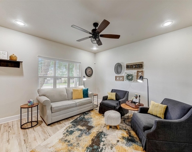 1103 Farm St - Photo Thumbnail 5