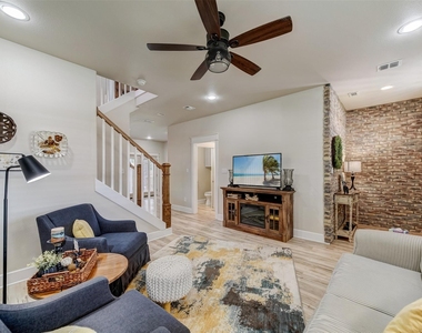1103 Farm St - Photo Thumbnail 4