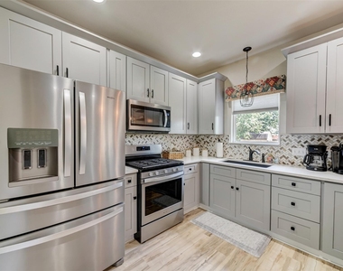 1103 Farm St - Photo Thumbnail 14