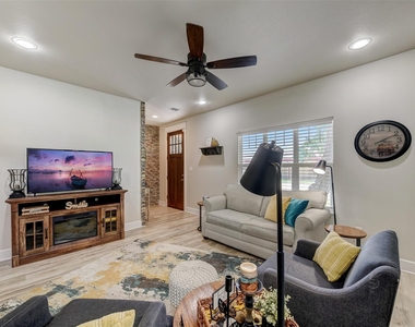 1103 Farm St - Photo Thumbnail 6