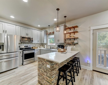 1103 Farm St - Photo Thumbnail 12