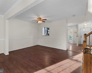 2126 Commissary Circle - Photo Thumbnail 12