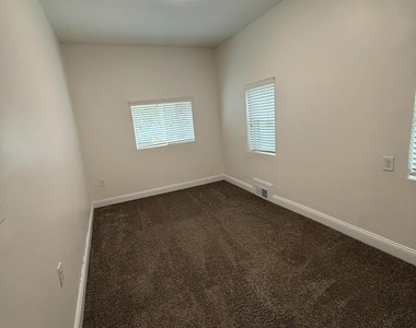 862 Birch Trl - Photo Thumbnail 6