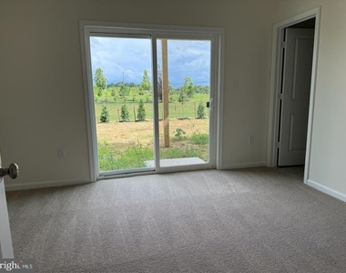 738 Rosler Way - Photo Thumbnail 8