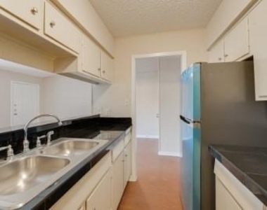 610 W 51st St - Photo Thumbnail 6