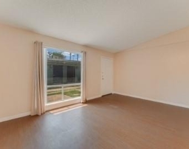 610 W 51st St - Photo Thumbnail 4