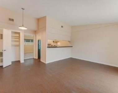 610 W 51st St - Photo Thumbnail 3