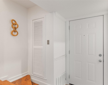 2122 Hancock Dr - Photo Thumbnail 6