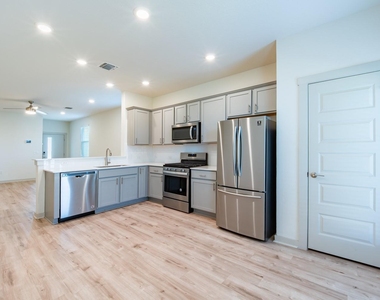 10801 Meris Ln - Photo Thumbnail 6