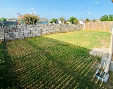 102 Acadia Cv - Photo Thumbnail 12