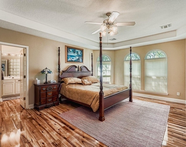900 Wayside Drive - Photo Thumbnail 6
