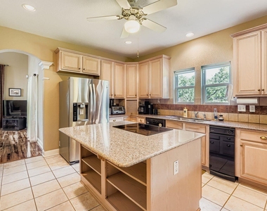 900 Wayside Drive - Photo Thumbnail 5