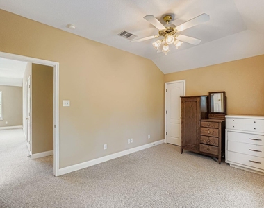 900 Wayside Drive - Photo Thumbnail 9