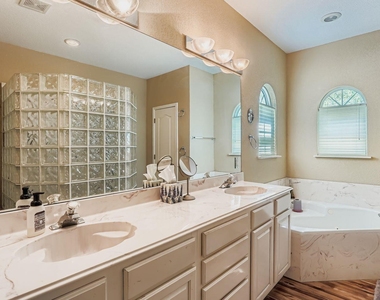 900 Wayside Drive - Photo Thumbnail 7
