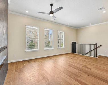 245 John Webster St - Photo Thumbnail 3