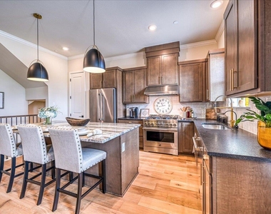 213 John Webster St - Photo Thumbnail 3