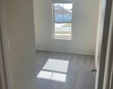 129 Se Onna St - Photo Thumbnail 9