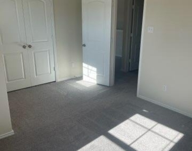 129 Se Onna St - Photo Thumbnail 4