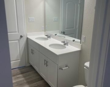 129 Se Onna St - Photo Thumbnail 2