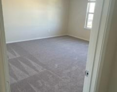 129 Se Onna St - Photo Thumbnail 6