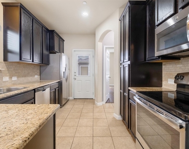 730 Lost Pines Ln - Photo Thumbnail 6