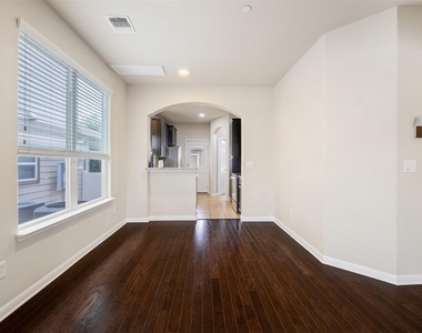 730 Lost Pines Ln - Photo Thumbnail 5