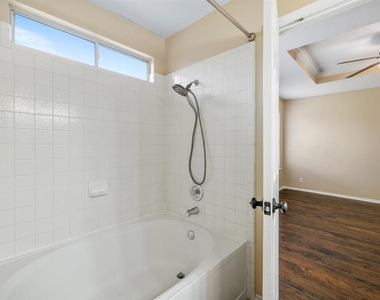 104 Brentwood Dr - Photo Thumbnail 12