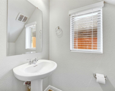 105 Danielson St - Photo Thumbnail 9