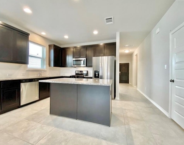 2148 Pecan Island Dr - Photo Thumbnail 4
