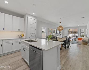809 7th Avenue S - Photo Thumbnail 3