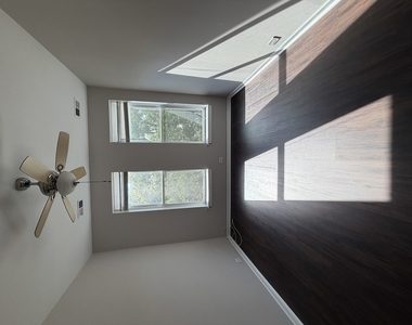 325 W Wisconsin Street - Photo Thumbnail 17