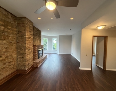 325 W Wisconsin Street - Photo Thumbnail 3