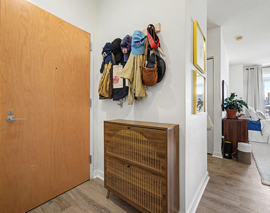 330 W Grand Avenue - Photo Thumbnail 12