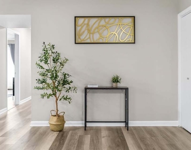 816 W Saint James Street - Photo Thumbnail 4