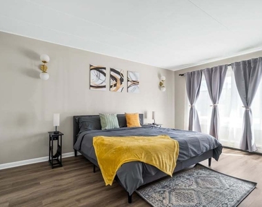816 W Saint James Street - Photo Thumbnail 13