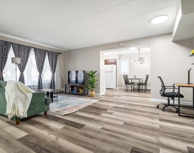 816 W Saint James Street - Photo Thumbnail 2