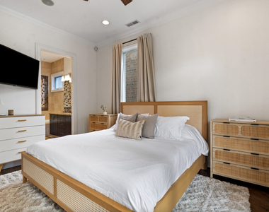 1131 W Addison Street - Photo Thumbnail 11