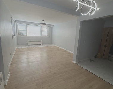 6700 S Paxton Avenue - Photo Thumbnail 7