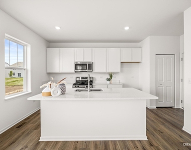 385 Danforth Drive - Photo Thumbnail 6