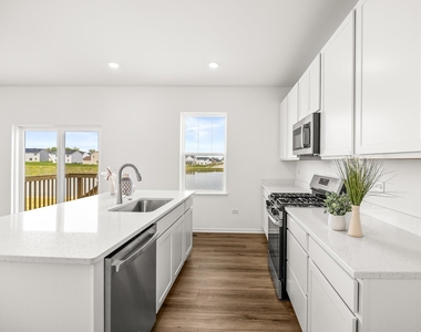 385 Danforth Drive - Photo Thumbnail 5
