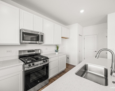 385 Danforth Drive - Photo Thumbnail 8