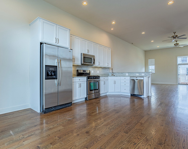 2100 Greenwood Street - Photo Thumbnail 6