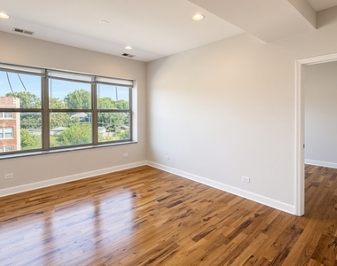 7225 N Rogers Avenue - Photo Thumbnail 4