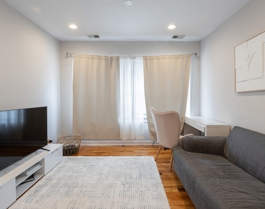 7225 N Rogers Avenue - Photo Thumbnail 5
