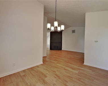 410 Crestbend Lane - Photo Thumbnail 6