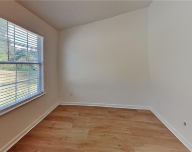410 Crestbend Lane - Photo Thumbnail 8