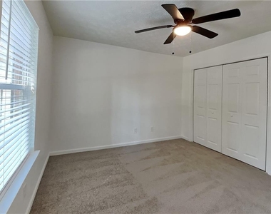 410 Crestbend Lane - Photo Thumbnail 12