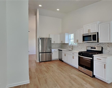 410 Crestbend Lane - Photo Thumbnail 4
