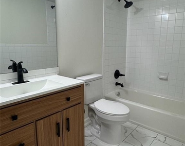 3091 Colonial Way - Photo Thumbnail 7