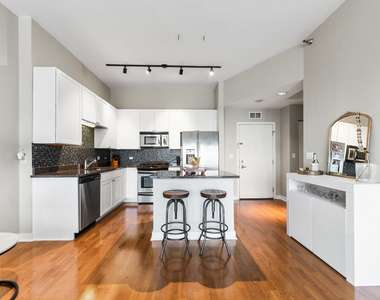 901 W Madison Street - Photo Thumbnail 6